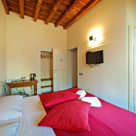 Suburbe Bed & Breakfast 2*